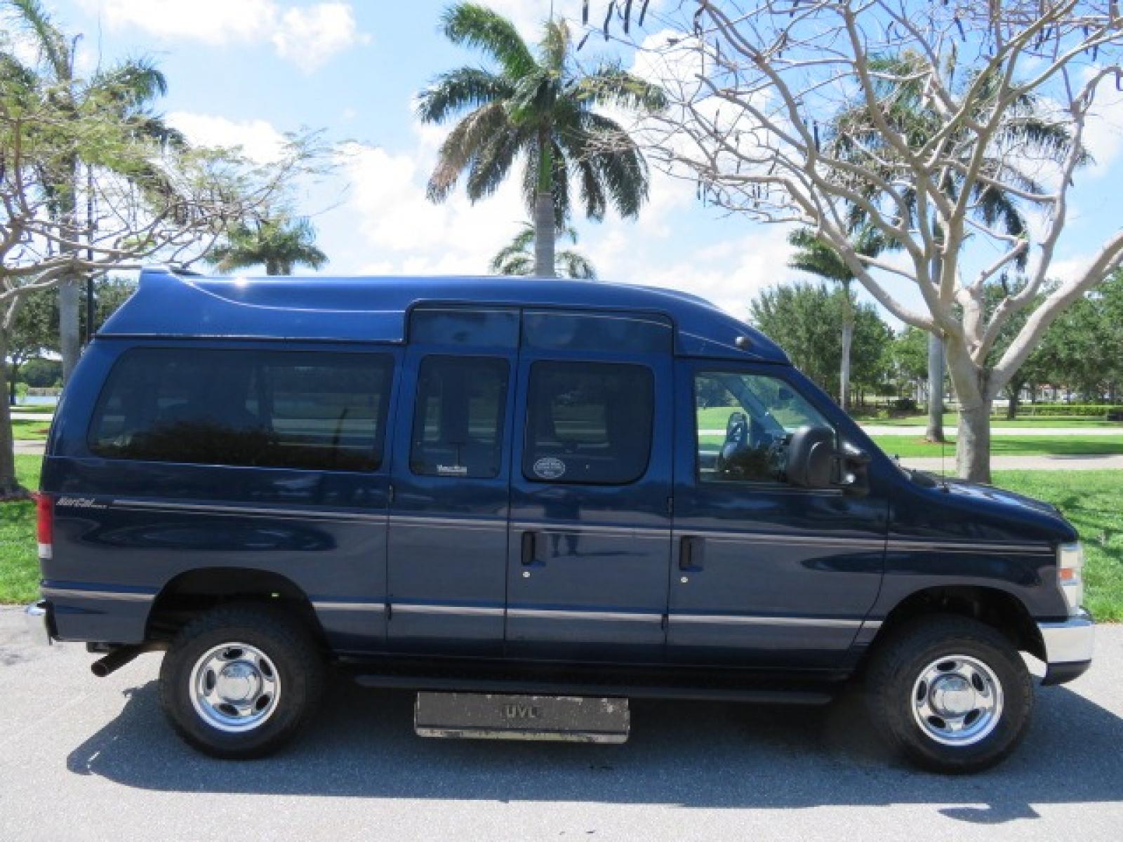 2011 Dark Blue /Gray Ford E-Series Wagon E-350 XLT Super Duty (1FBNE3BS4BD) with an 6.8L V10 SOHC 20V engine, located at 4301 Oak Circle #19, Boca Raton, FL, 33431, (954) 561-2499, 26.388861, -80.084038 - Photo #18